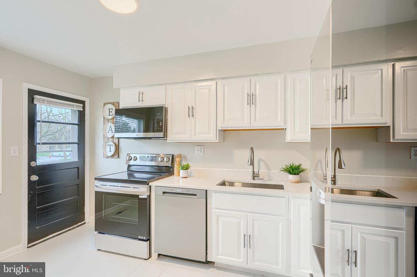 774 Seawall photo 12
