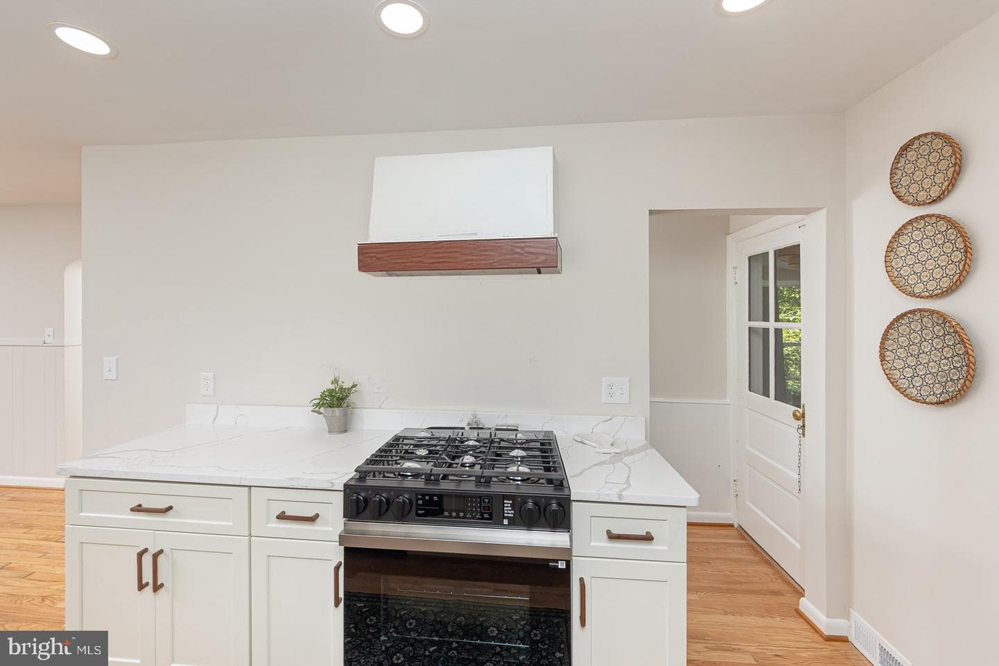 571 Woodbine Ave photo 5
