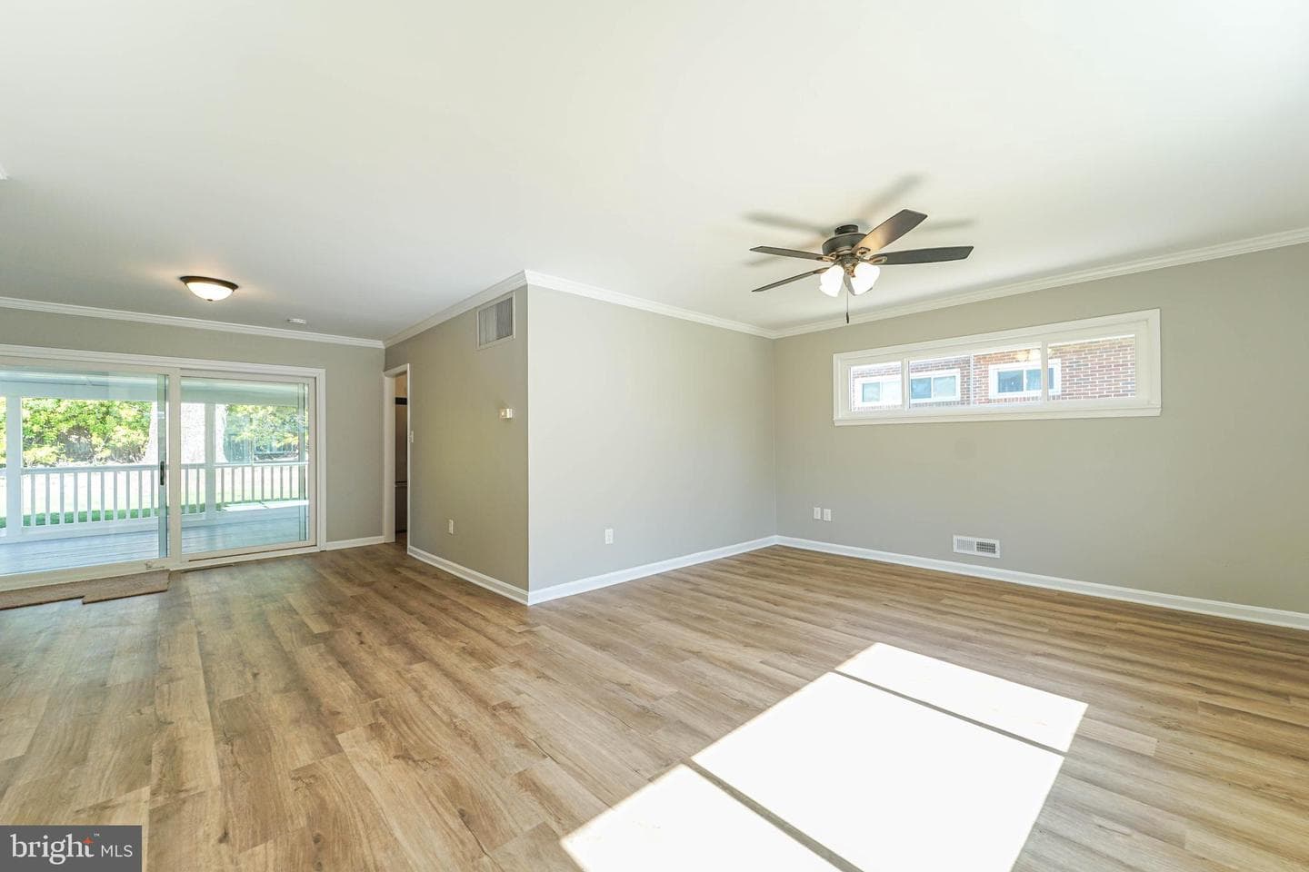 5916 Robindale photo 11