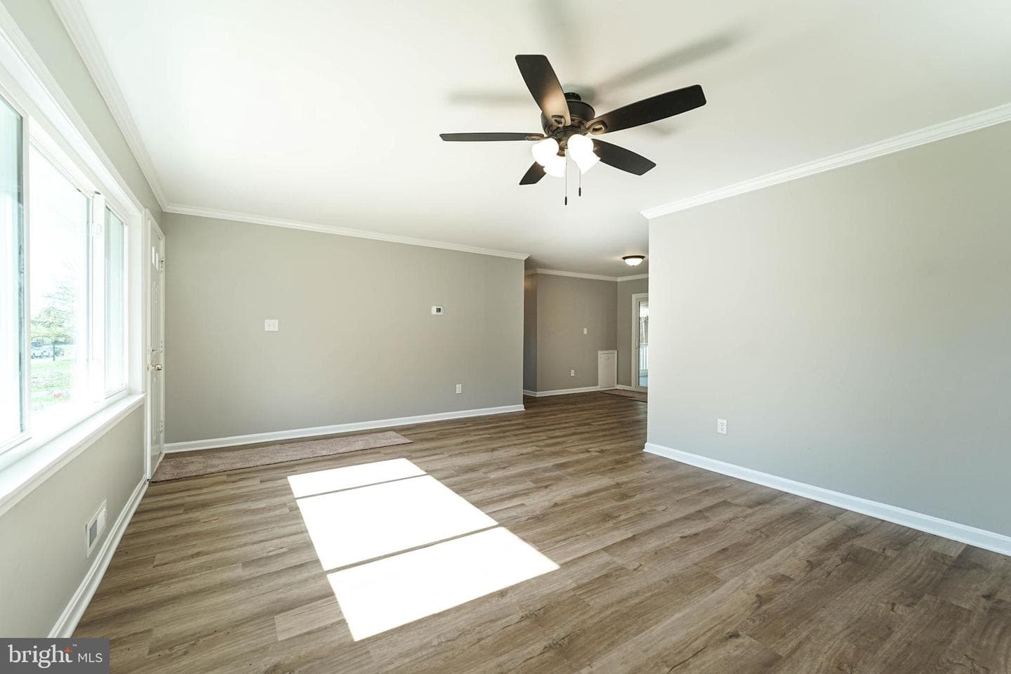 5916 Robindale photo 12