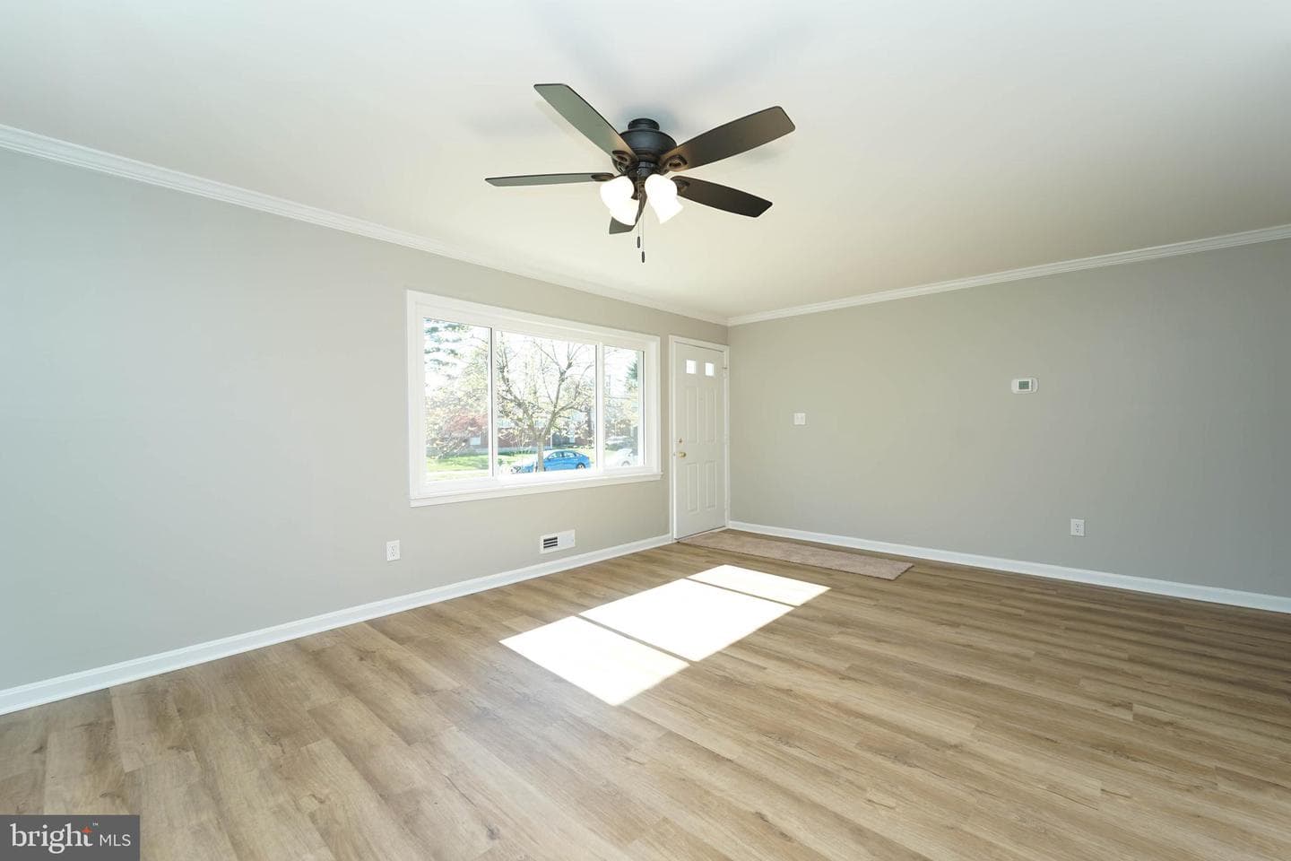5916 Robindale photo 13