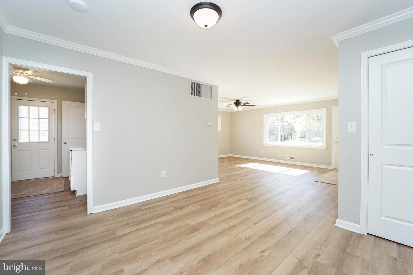5916 Robindale photo 16