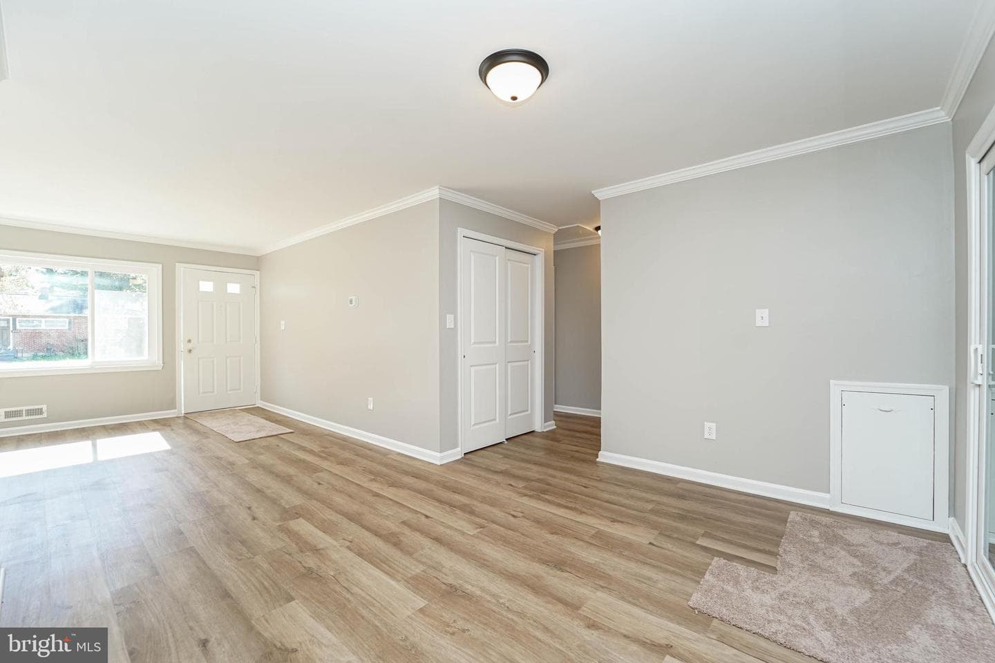 5916 Robindale photo 17