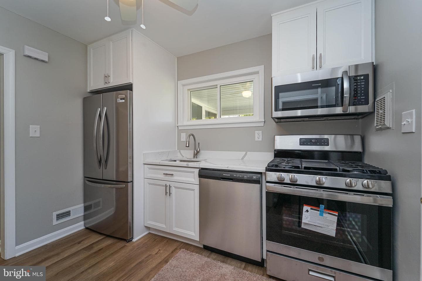 5916 Robindale photo 19