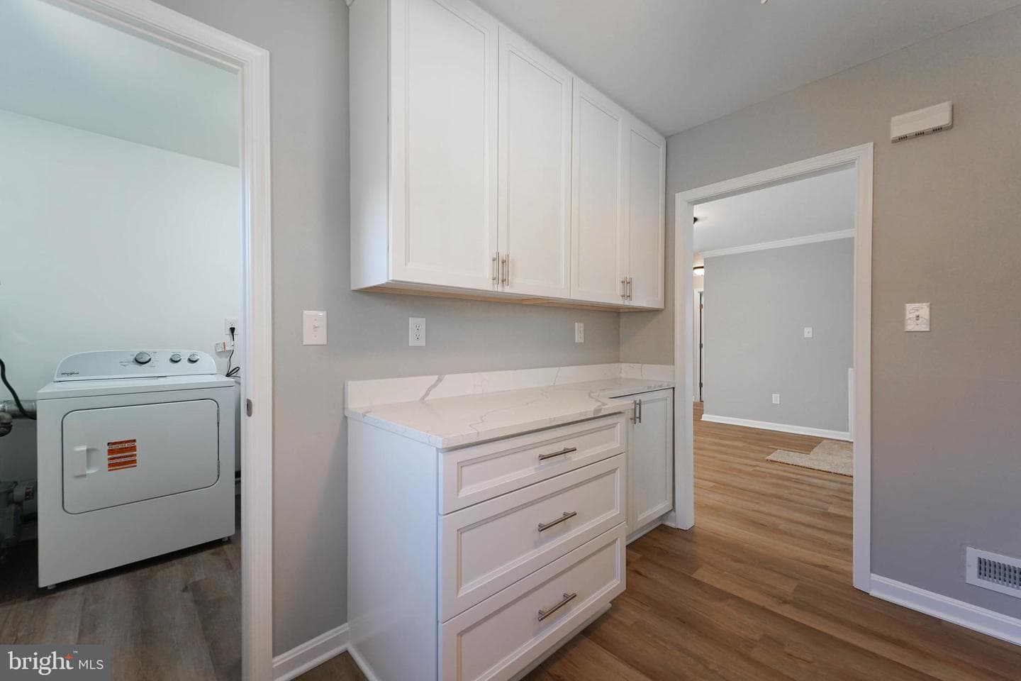 5916 Robindale photo 20
