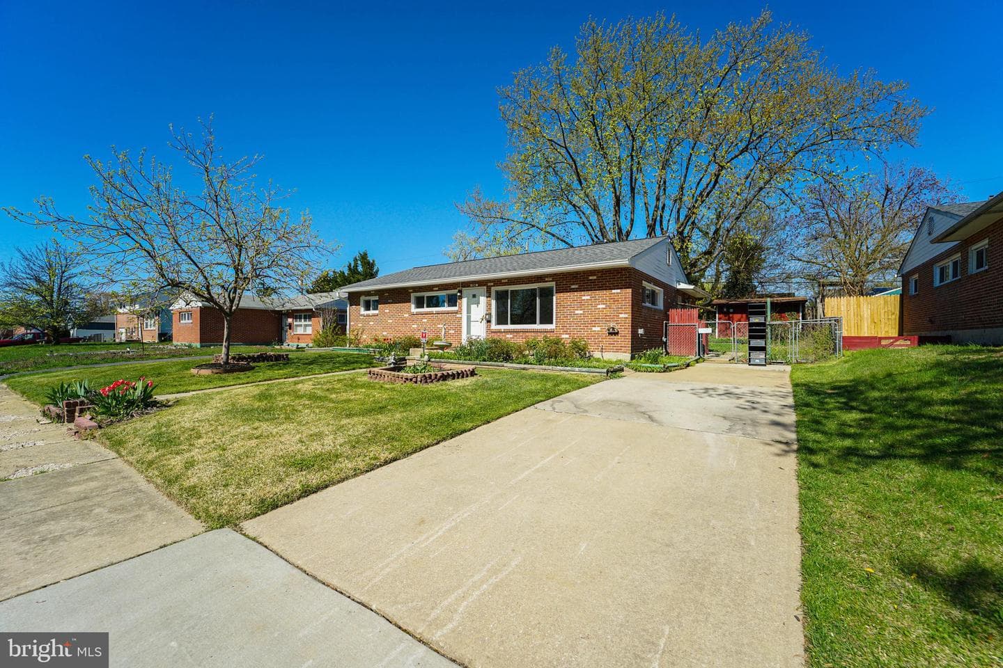5916 Robindale photo 3