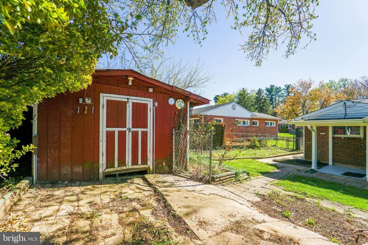 5916 Robindale photo 7