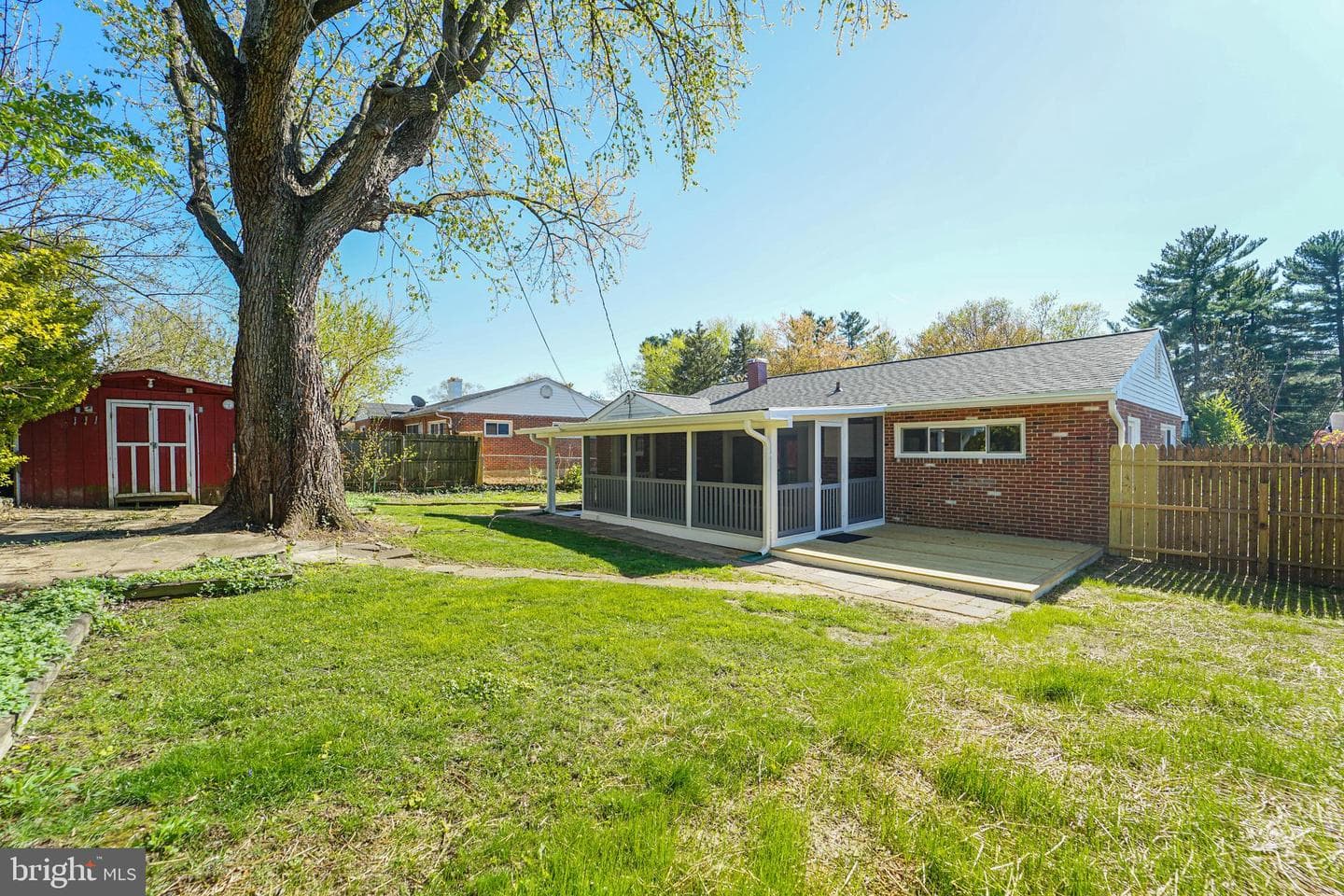 5916 Robindale photo 8