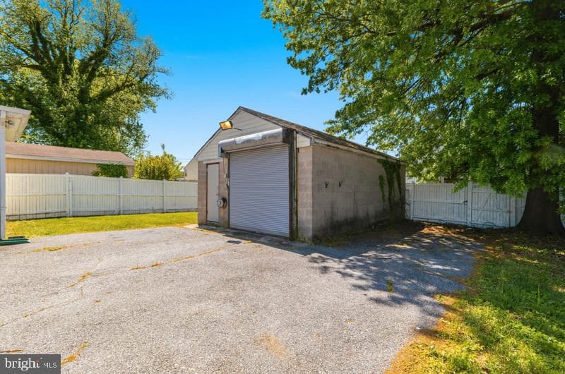5907 Queen Anne Street photo 39