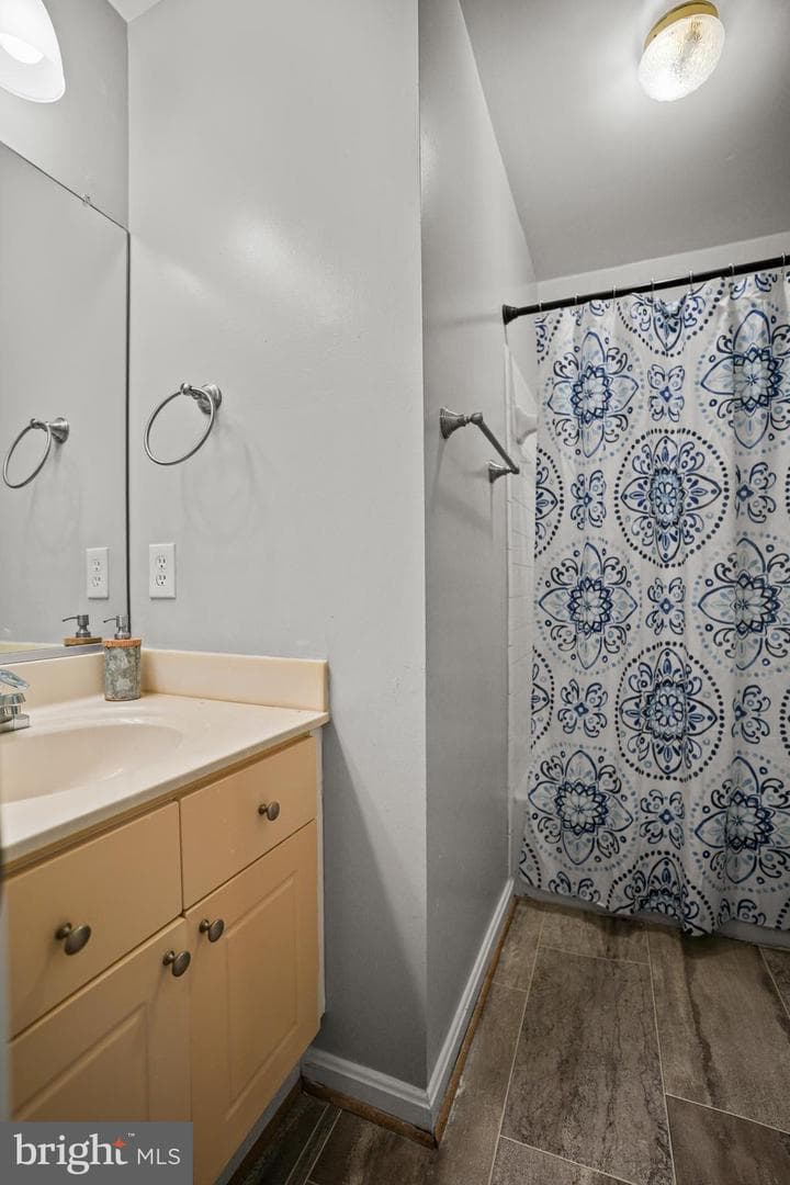 3915 Red Deer Circle photo 18