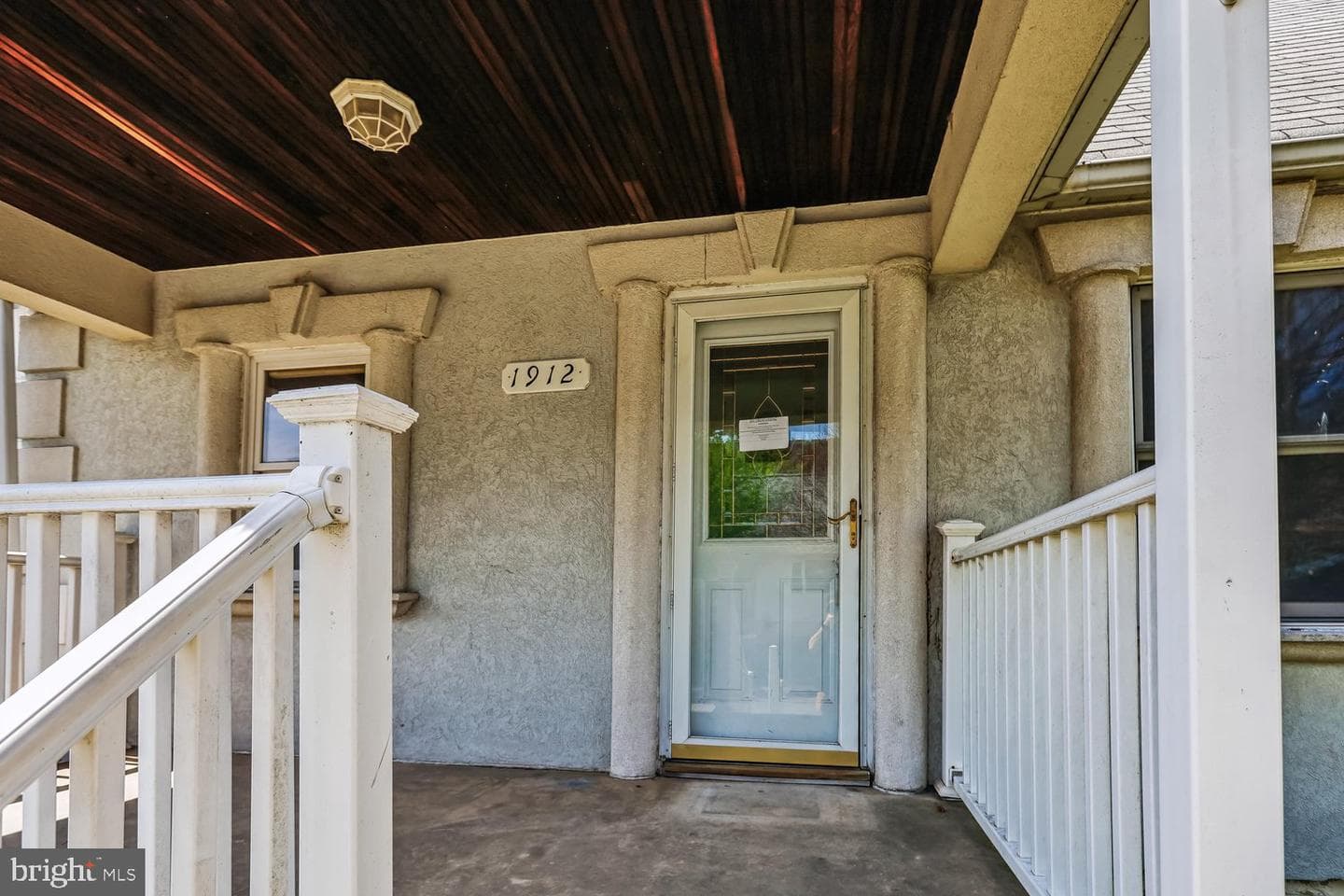 1912 Queensway photo 4