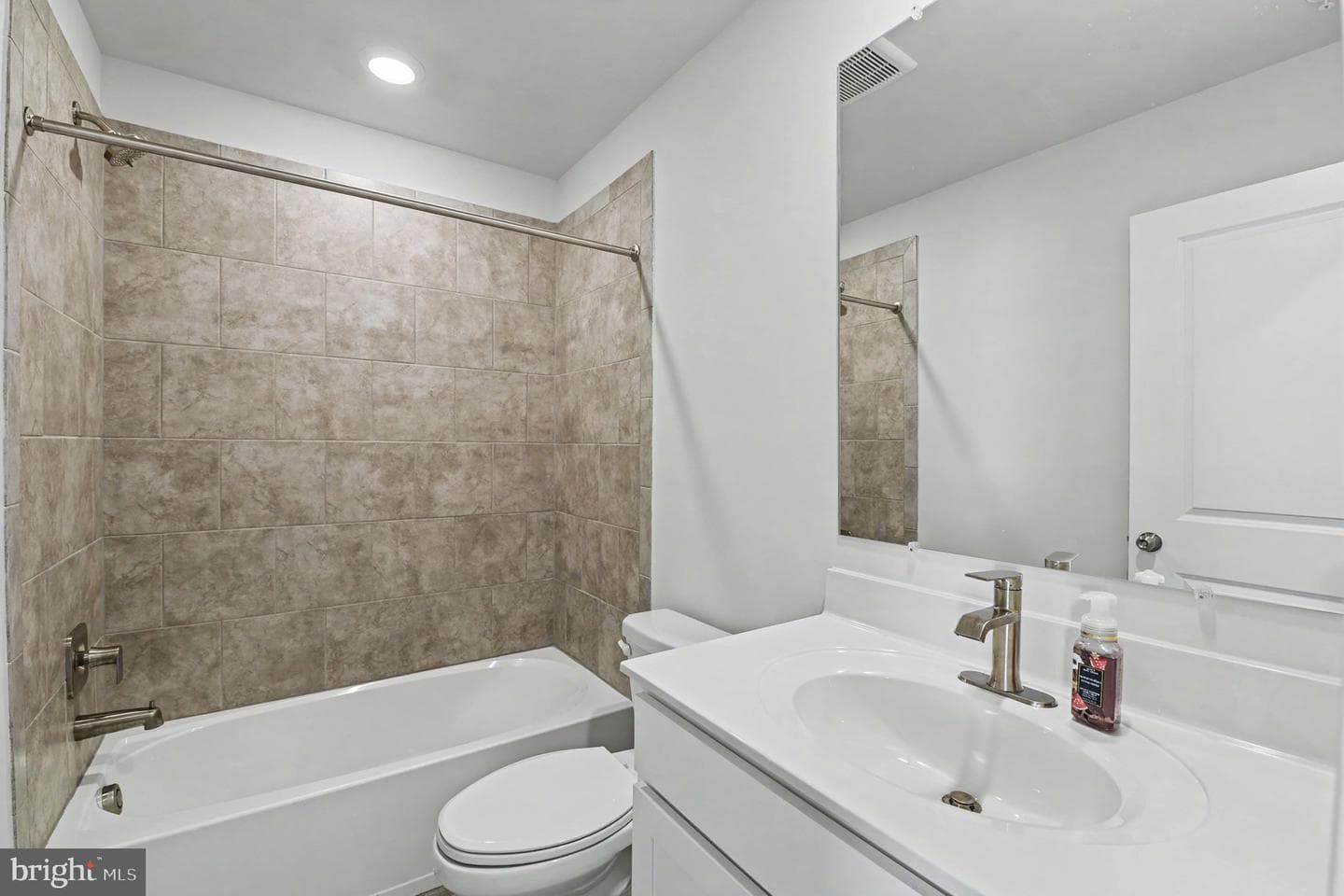 238 Waterstone Rd photo 9