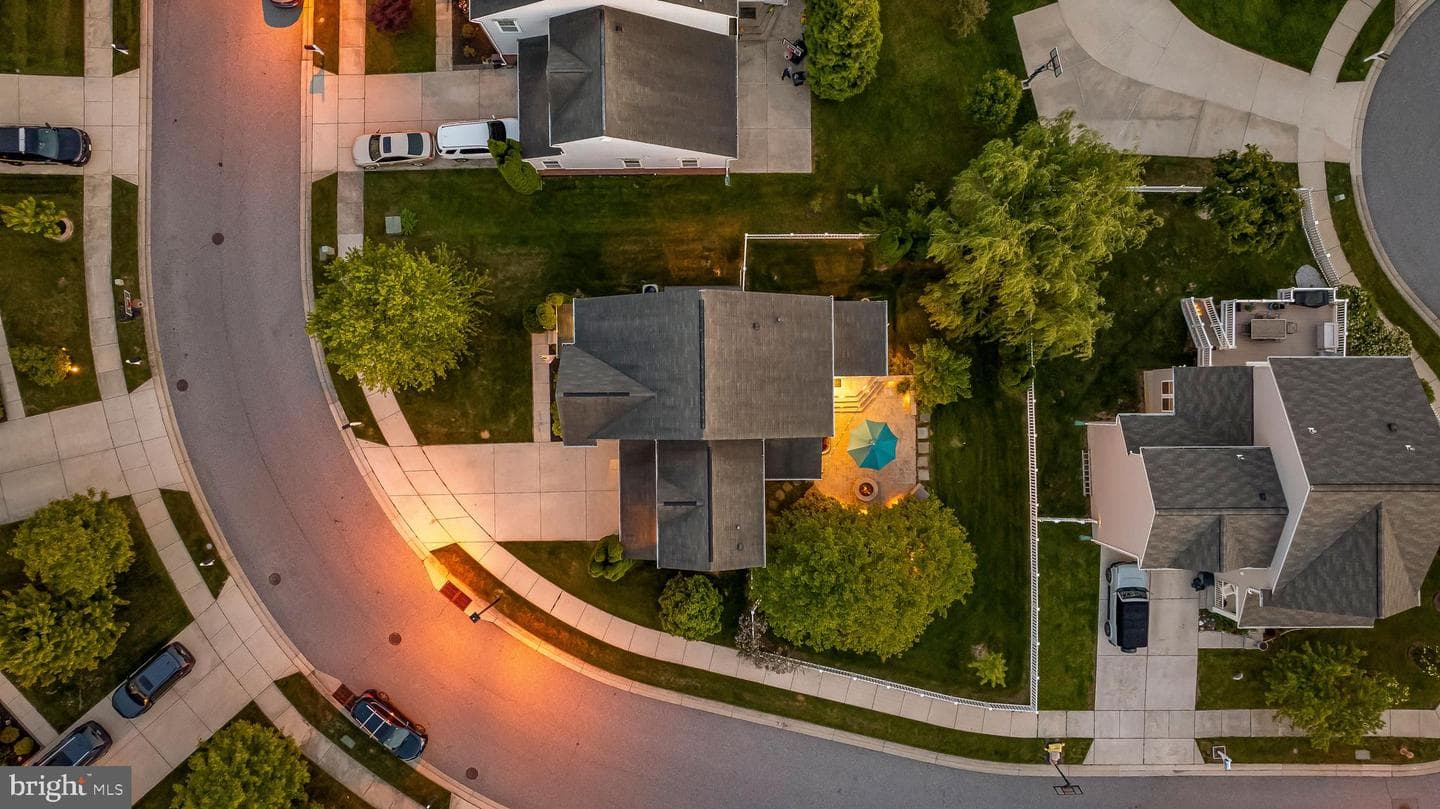 8888 Paddock Lane photo 4
