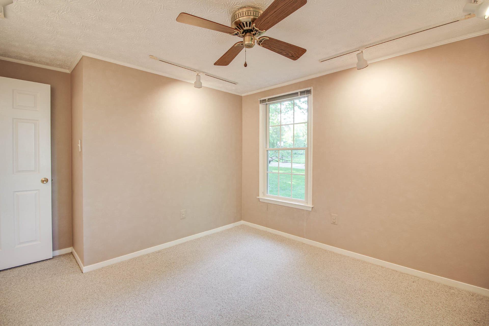 1010 Hilton Avenue photo 17