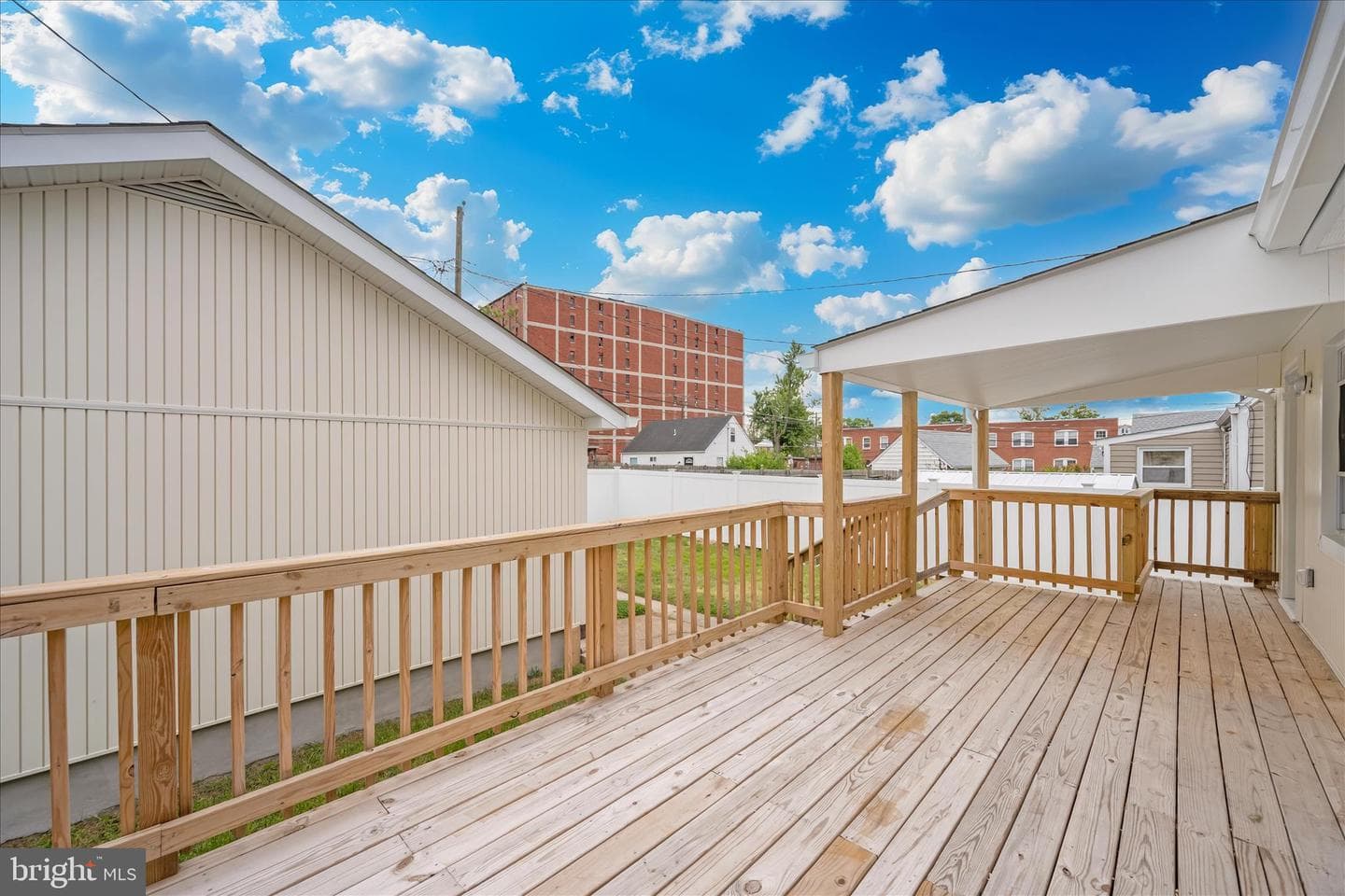 1925 Queensway photo 40