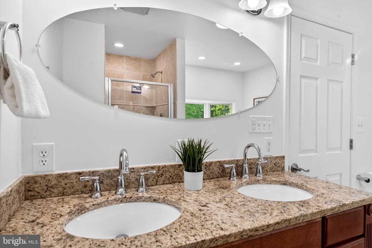 9 Maple Avenue photo 51