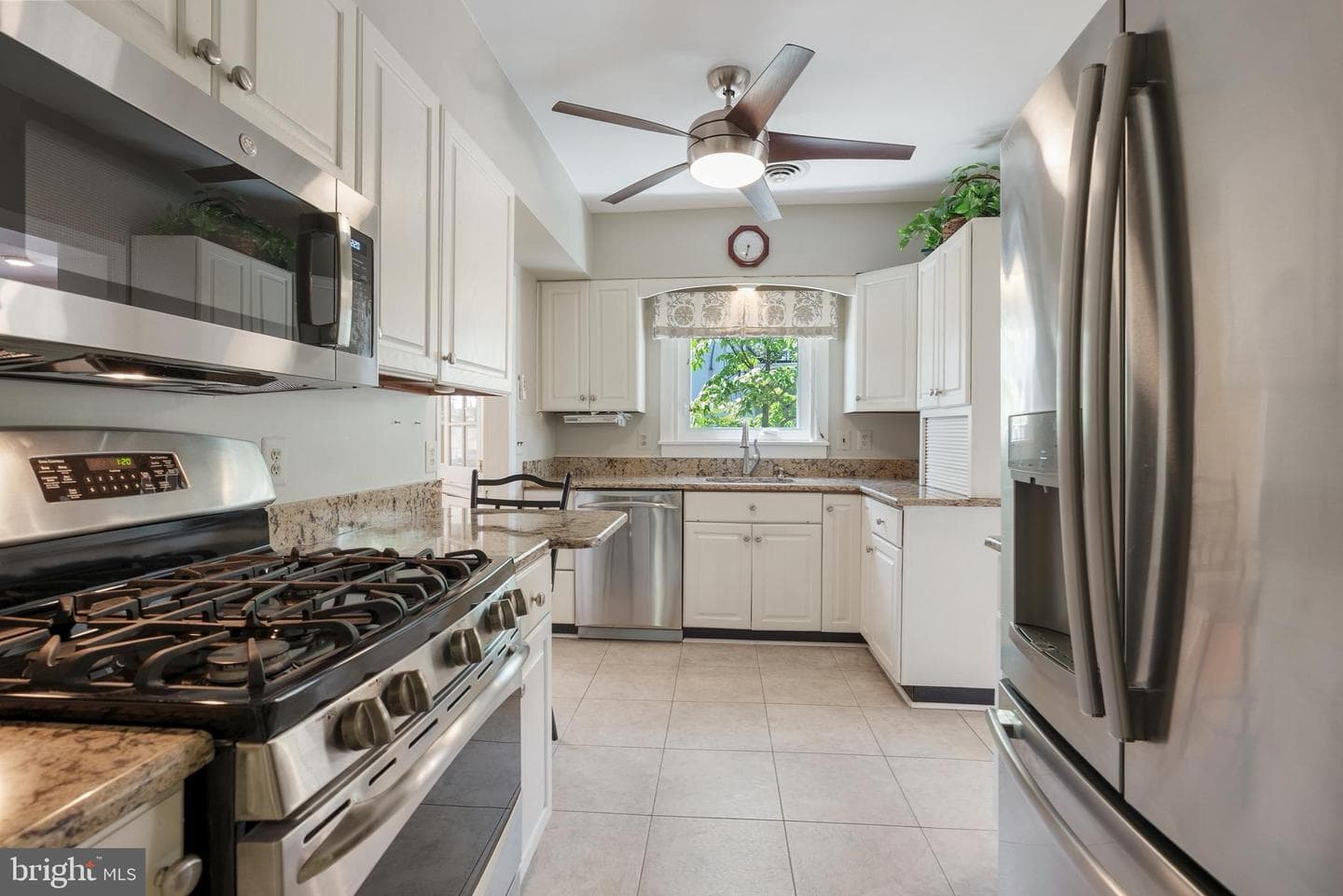818 Kingston Road photo 12