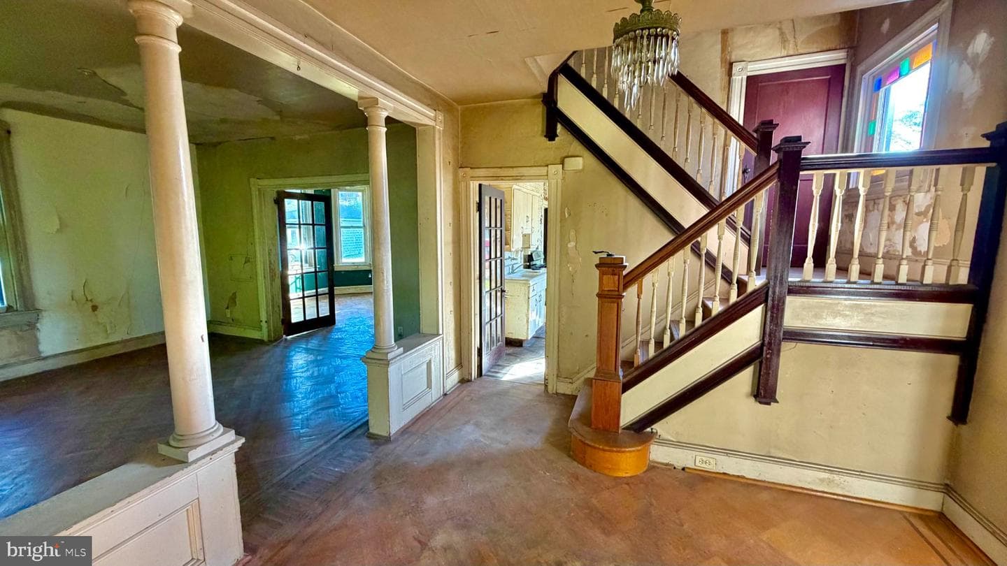 927 Leeds Avenue photo 3