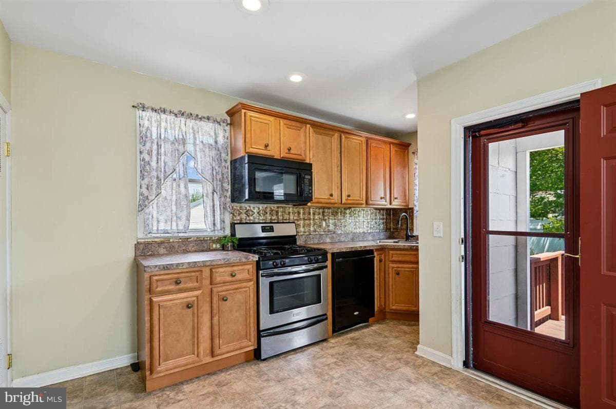 1817 Maxwell Ave photo 33