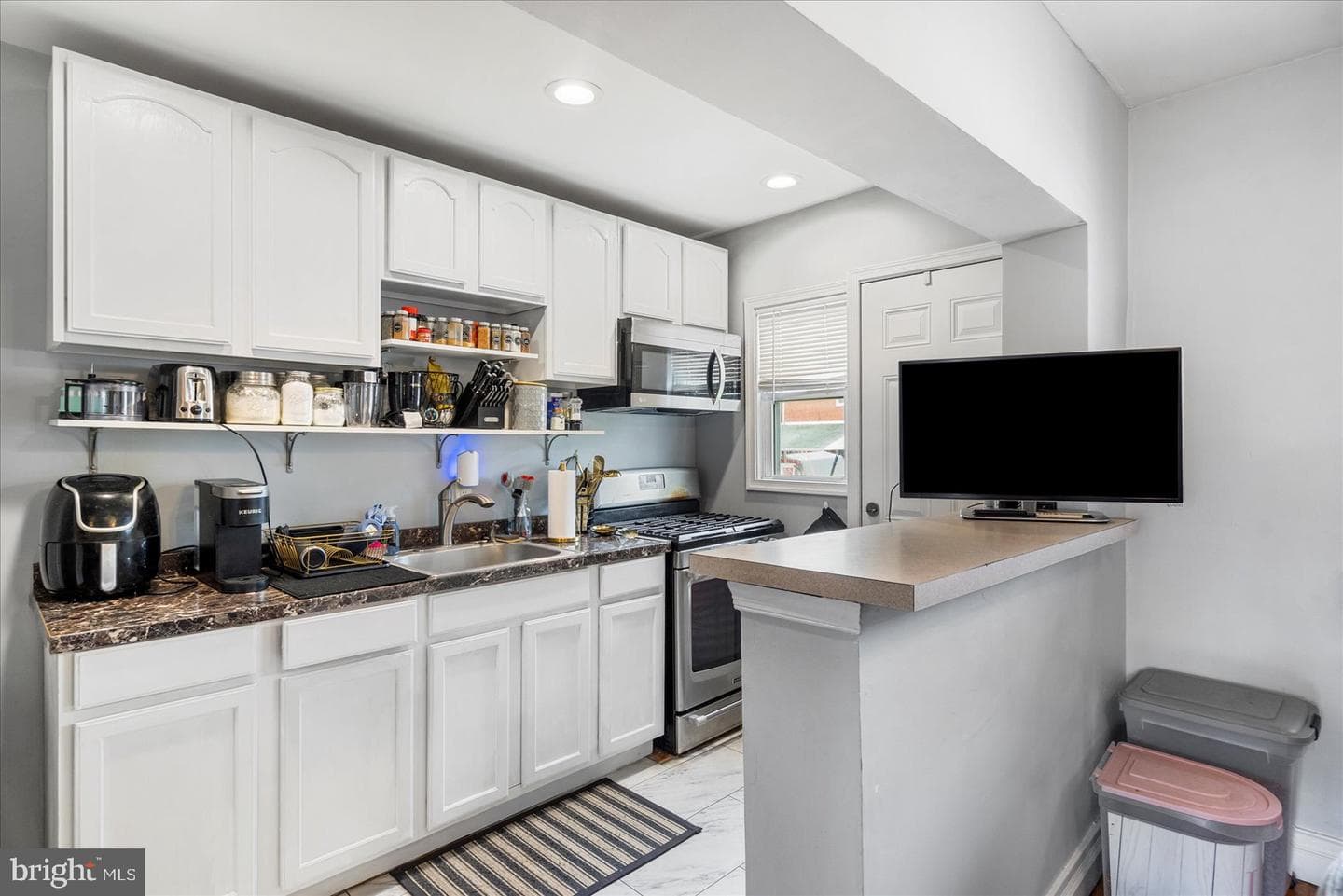 909 Arncliffe Road photo 12