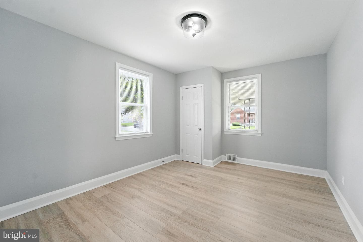 1608 Howard photo 5