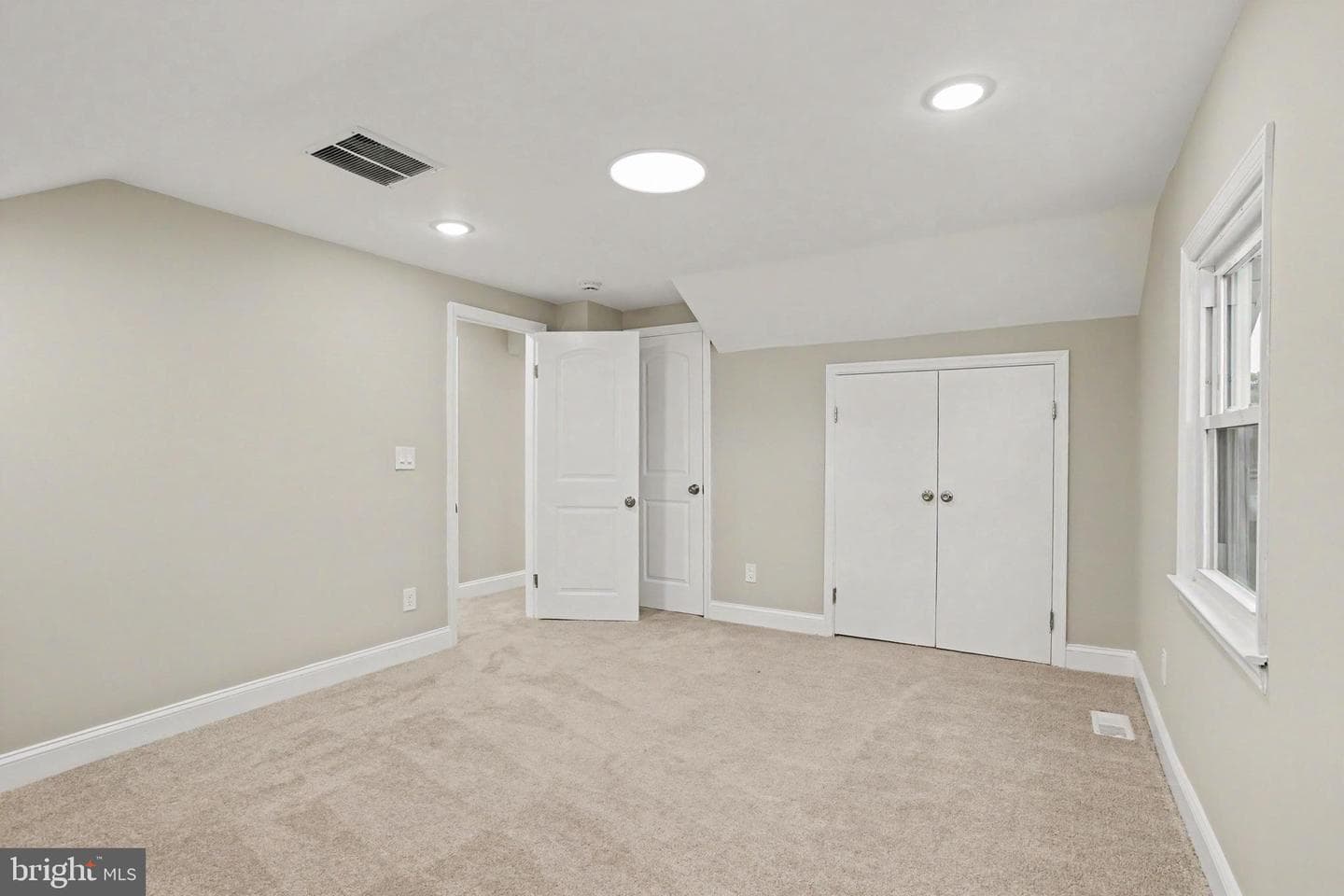 125 Leslie Avenue photo 17