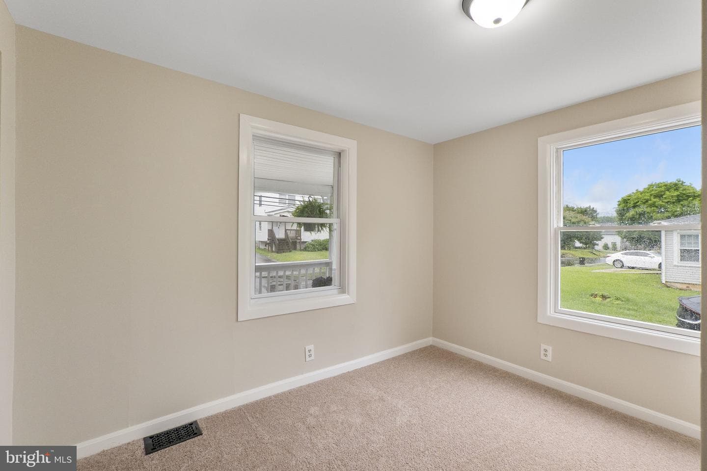 33 Bond Avenue photo 16