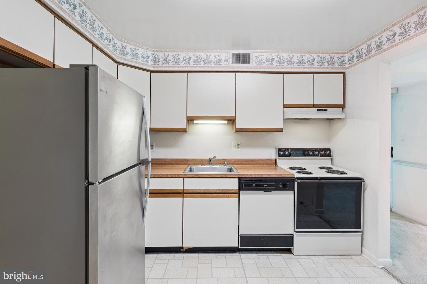 1 Lucan Court #301 photo 17