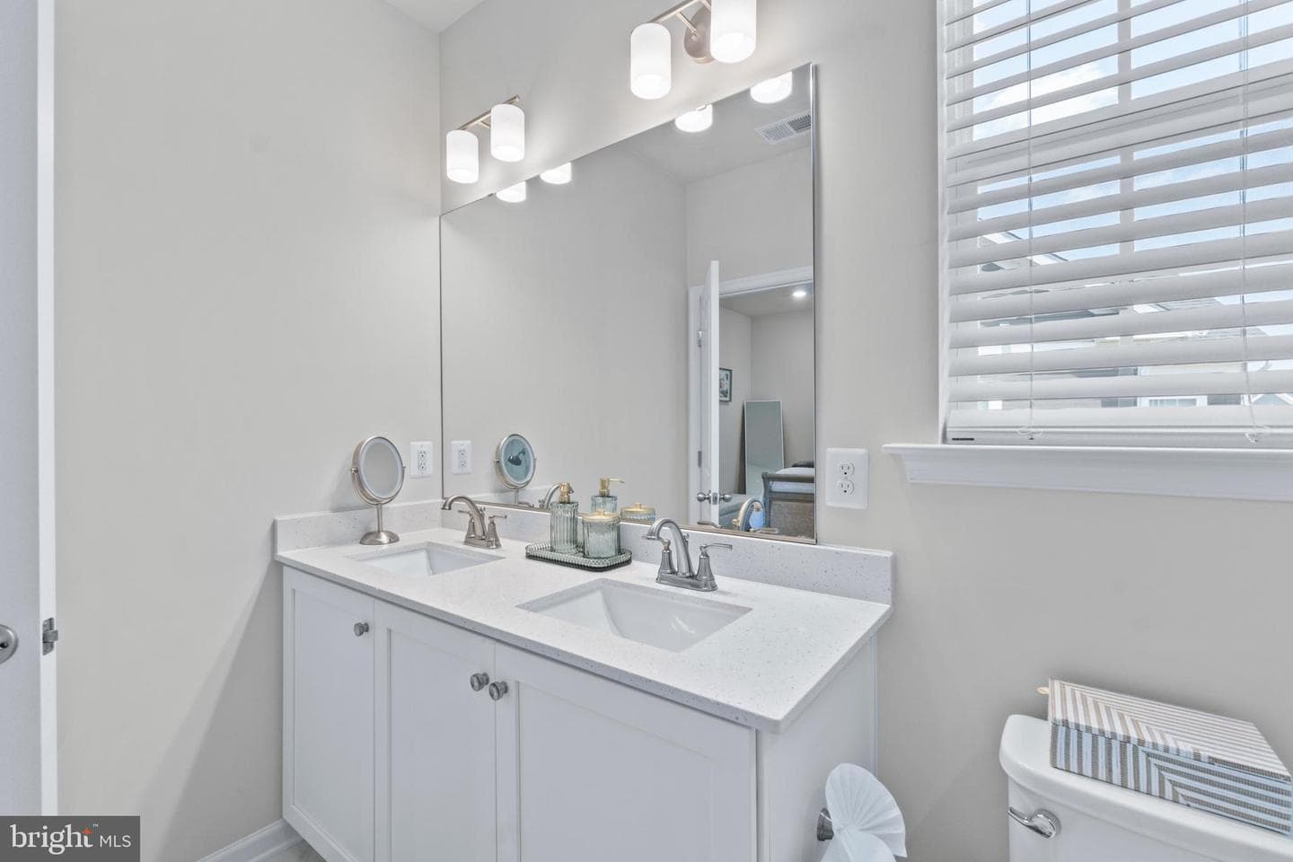 611 Ladywell Street photo 33