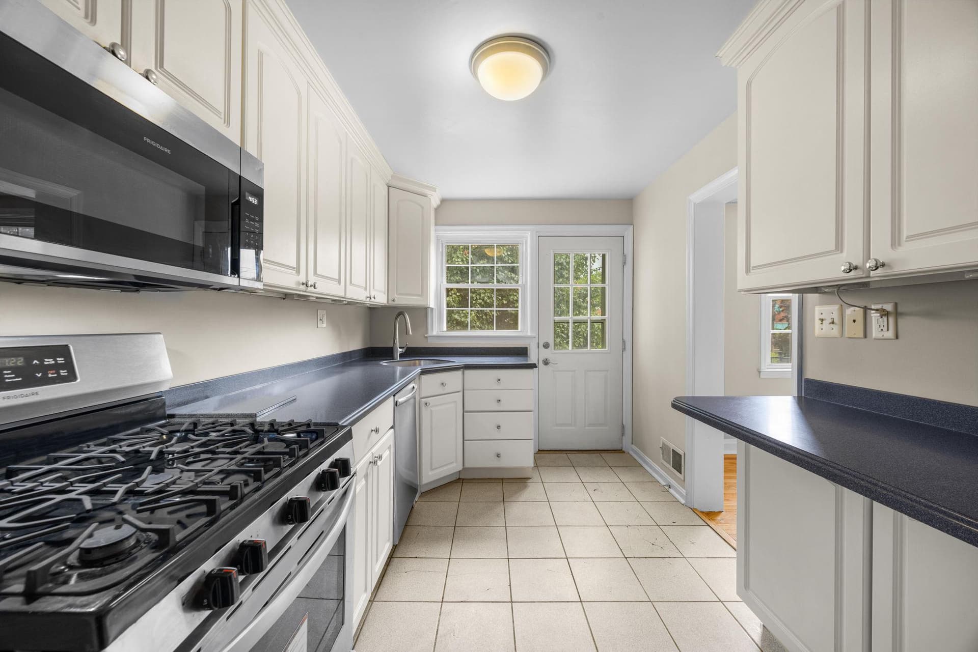 1561 Cottage Lane photo 4