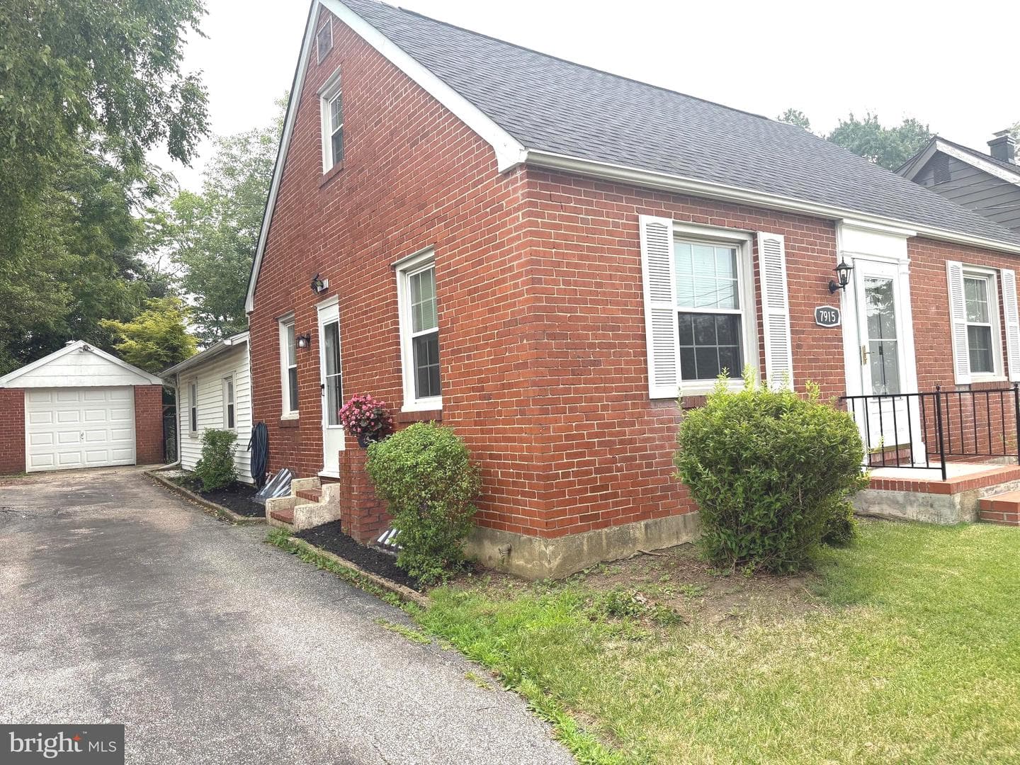 7915 Rolling View Avenue photo 5