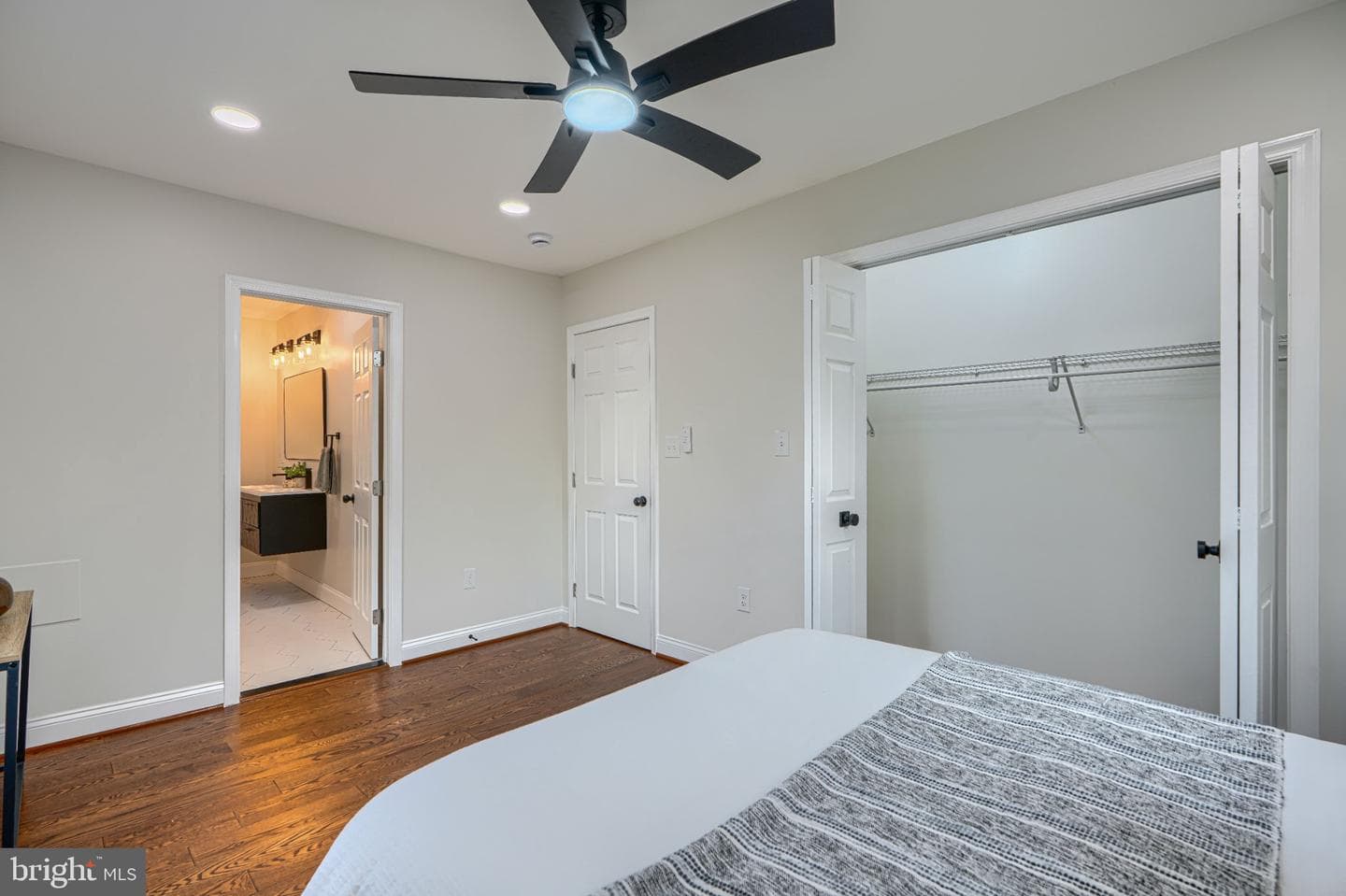 4514 Kenwood Avenue photo 43