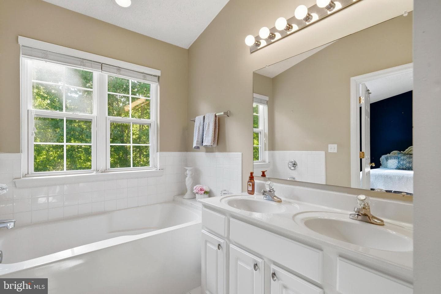 3392 Silverton Lane photo 32
