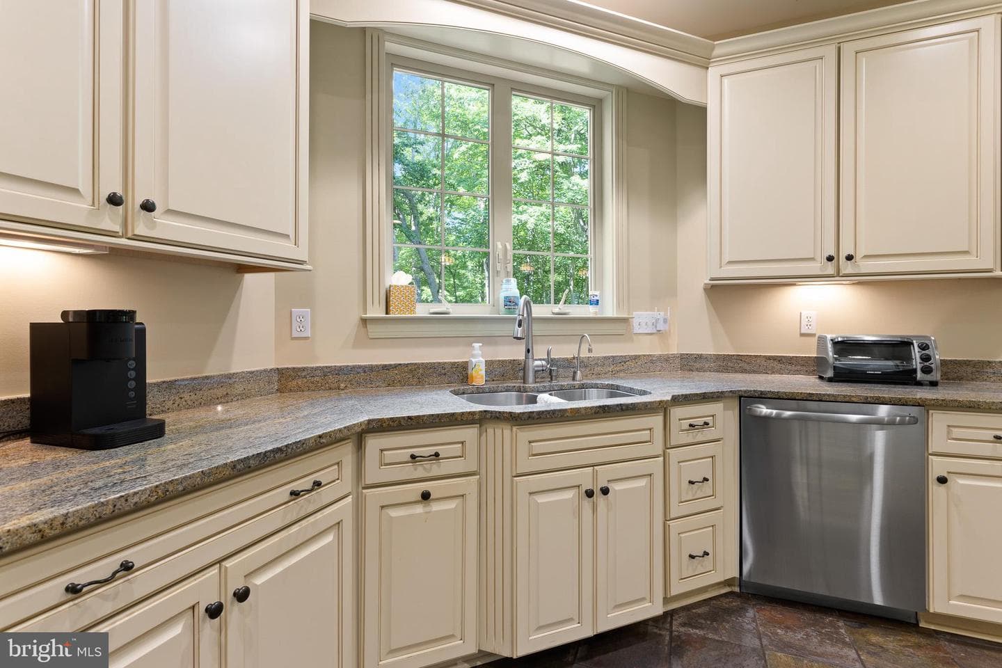 9350 Baker Street photo 16