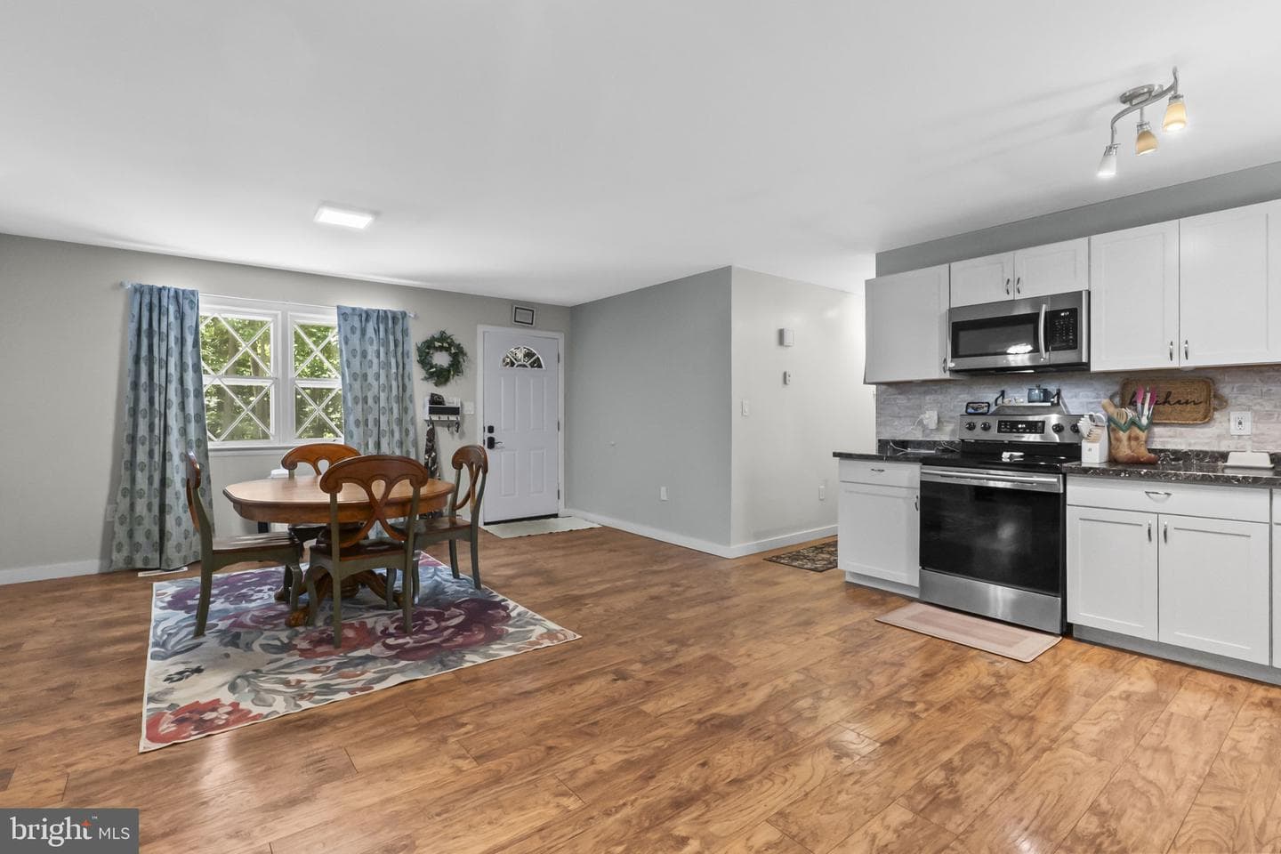 834 Lazy Lane photo 4