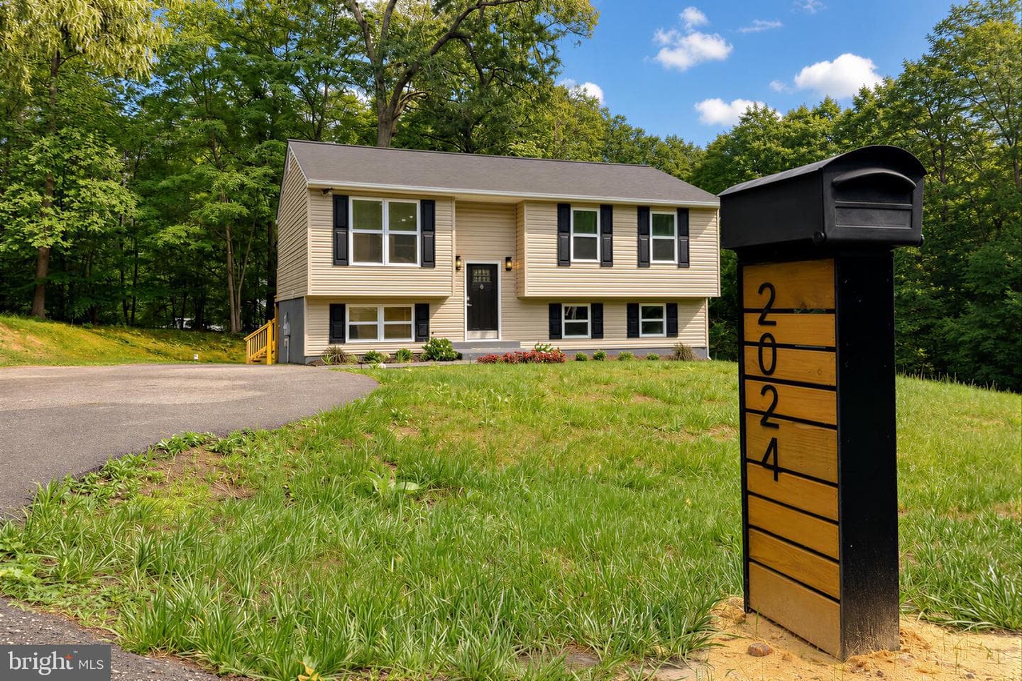 2024 Yew Court photo 2