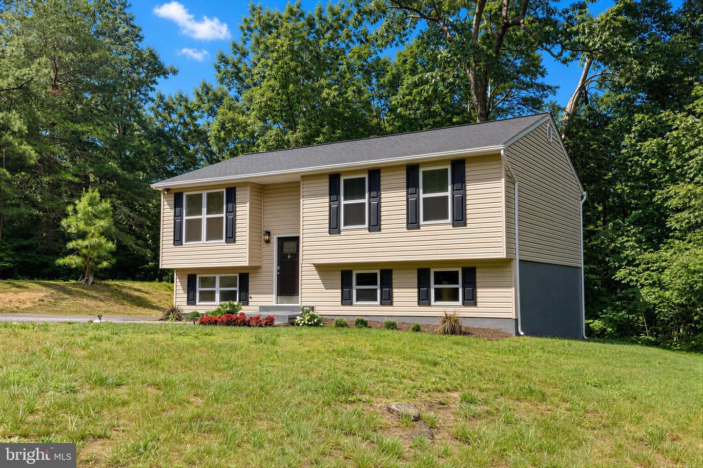 2024 Yew Court photo 3