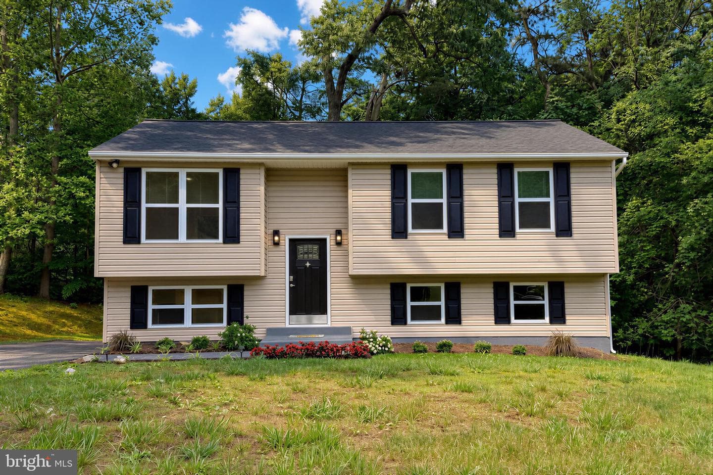 2024 Yew Court photo 4