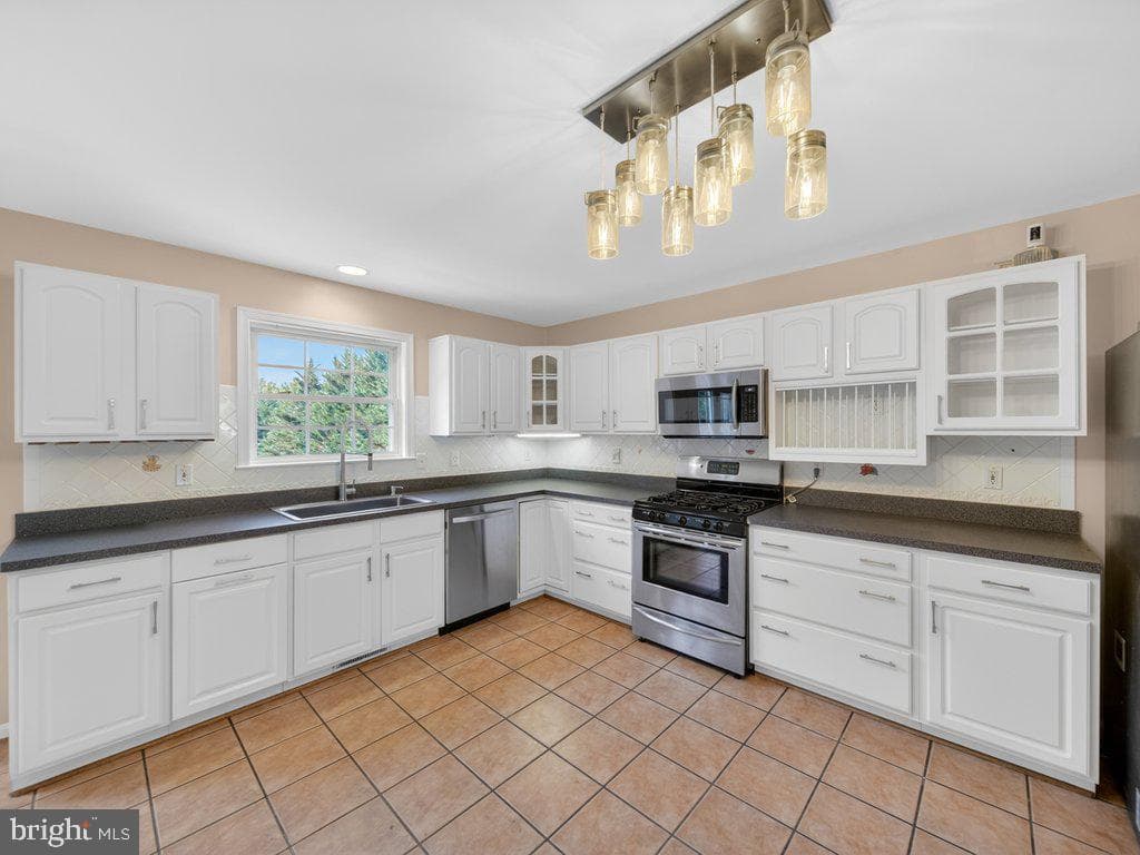 9290 Baker Street photo 20