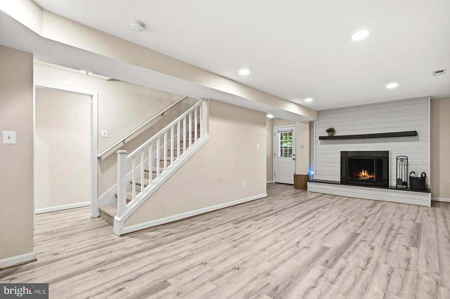 410 Hawthorne Court photo 24