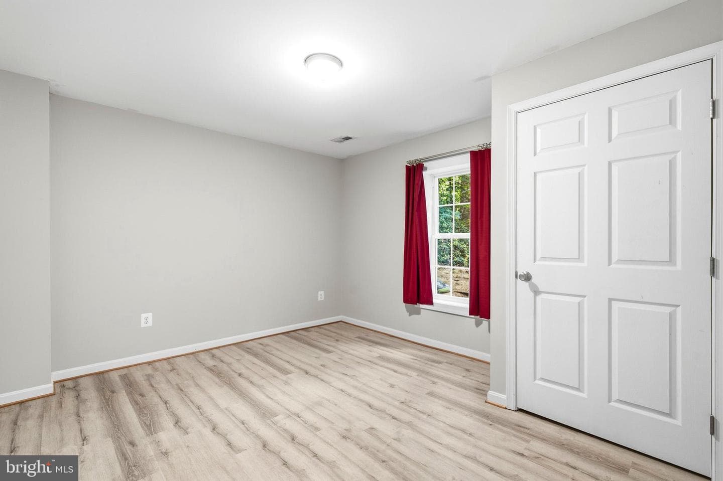 410 Hawthorne Court photo 28