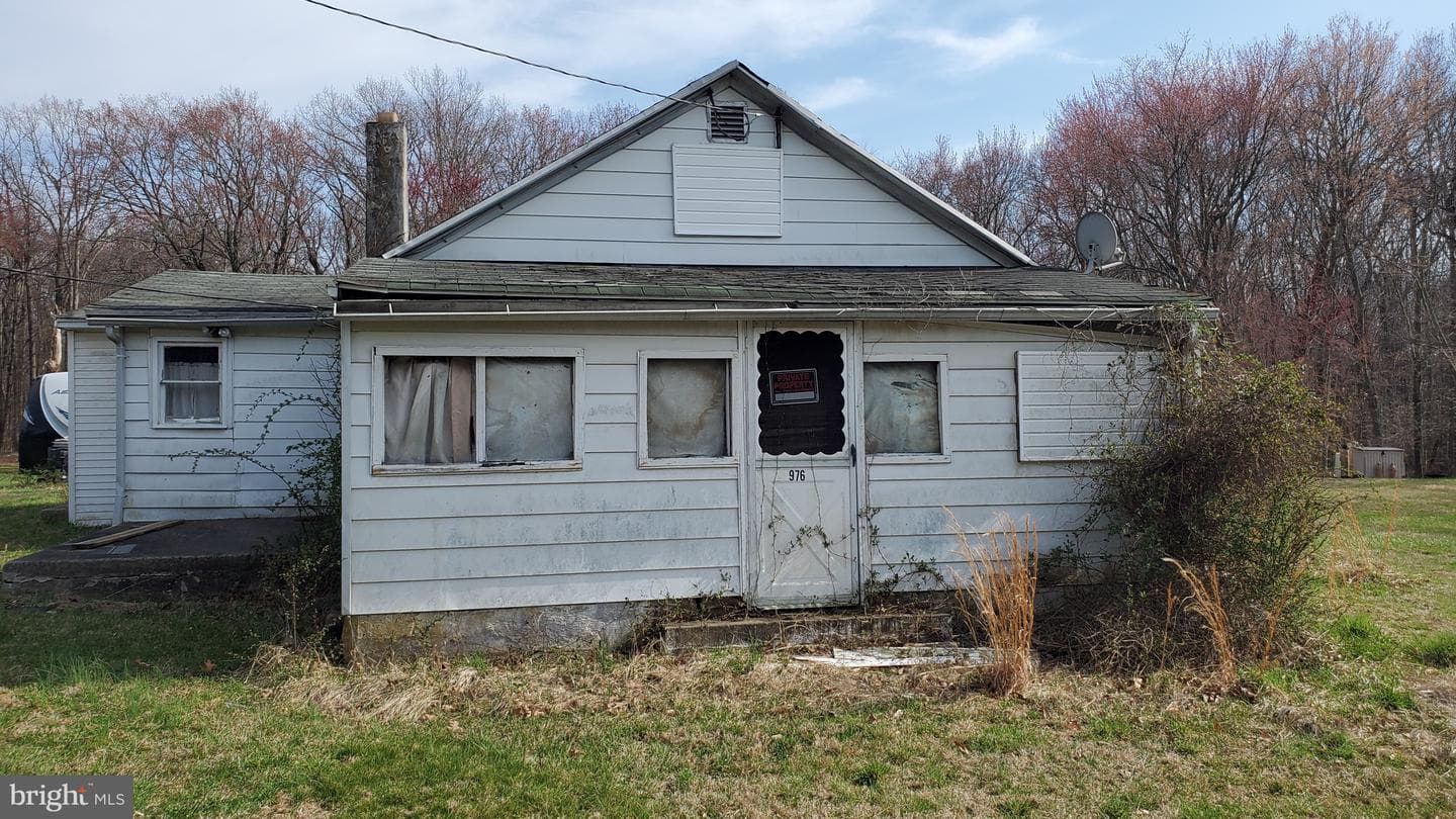 976 Warburton Road photo 3