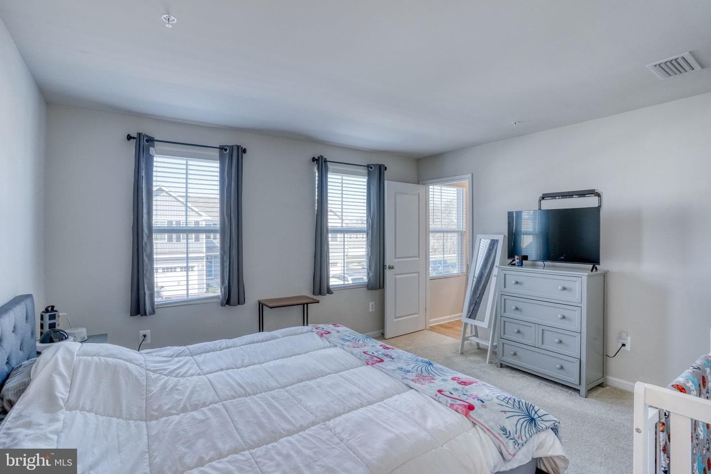5 Olive Way photo 16