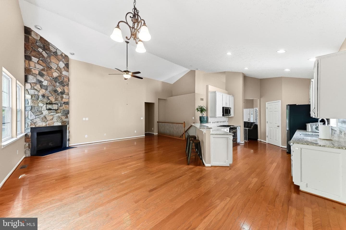 240 Thomas Jefferson Terrace photo 4