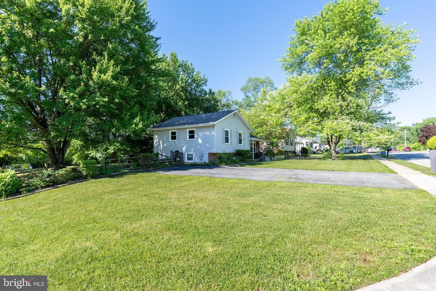 242 Courtney Drive photo 4