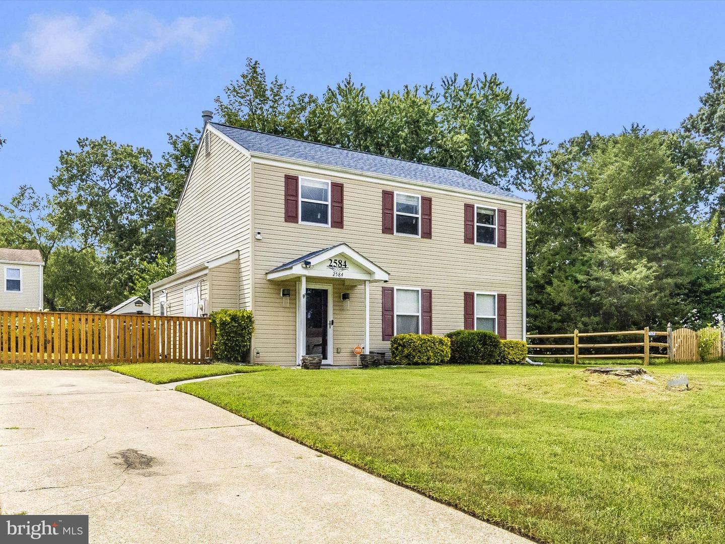 2584 Sussex Court photo 2