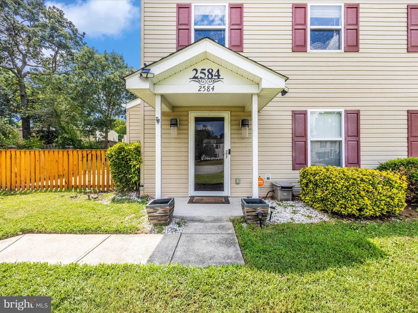 2584 Sussex Court photo 3