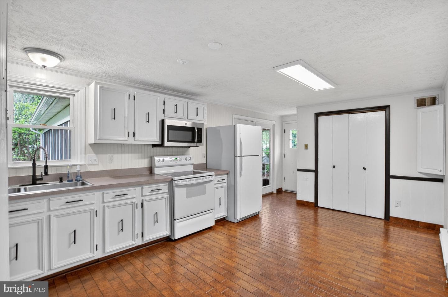 9773 Emerald Lane photo 3