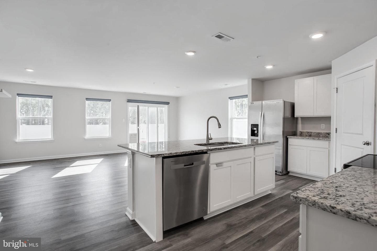 291 Forest Edge Ave photo 4