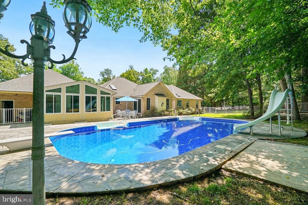 105 Cornwall Court photo 17